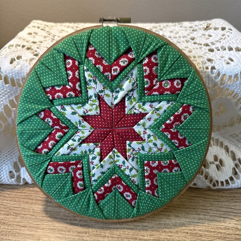 Vintage Hand Quilted Star Wall Hanging In Christmas Colors On Round Frame